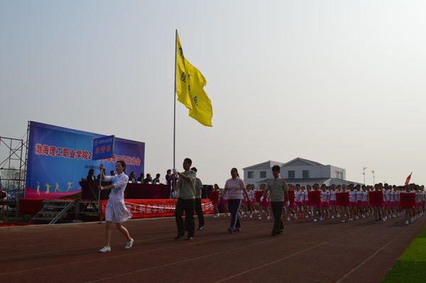 2.各系部運動員方陣接收主席臺檢閱